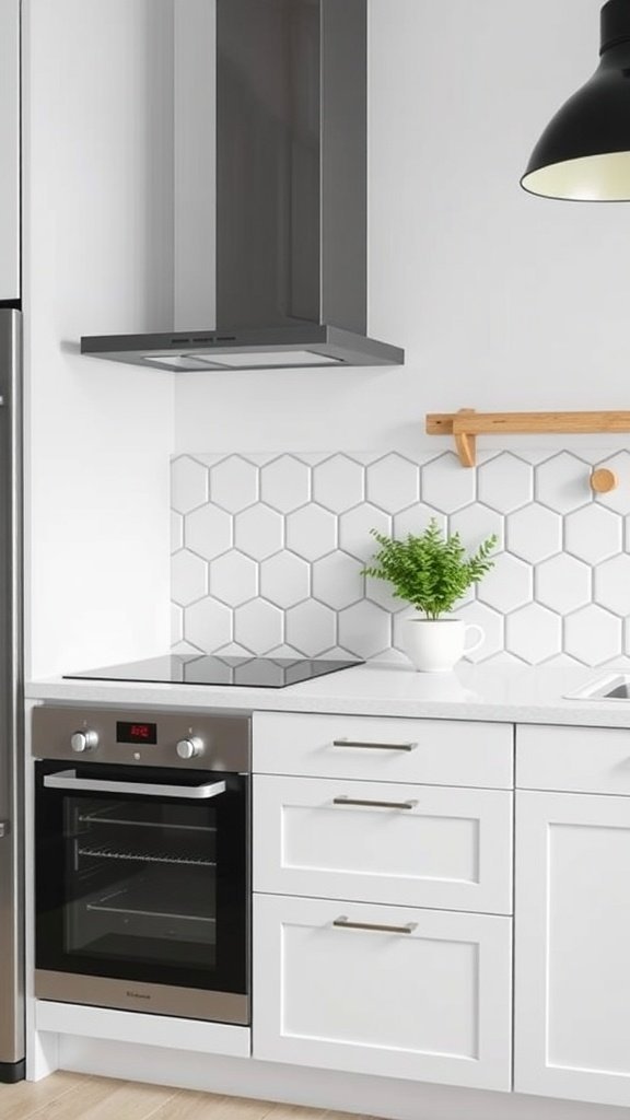 Cozinha moderna com azulejos hexagonais brancos como backsplash, com um forno elegante e uma planta em vaso.