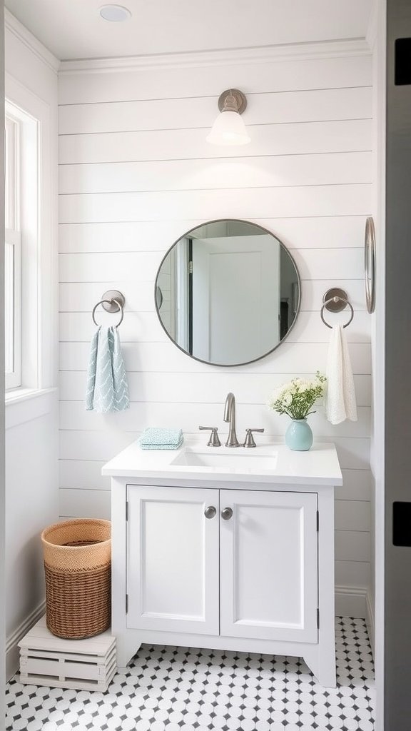 Uma parede de sobreposição elegante em um banheiro com acessórios modernos.